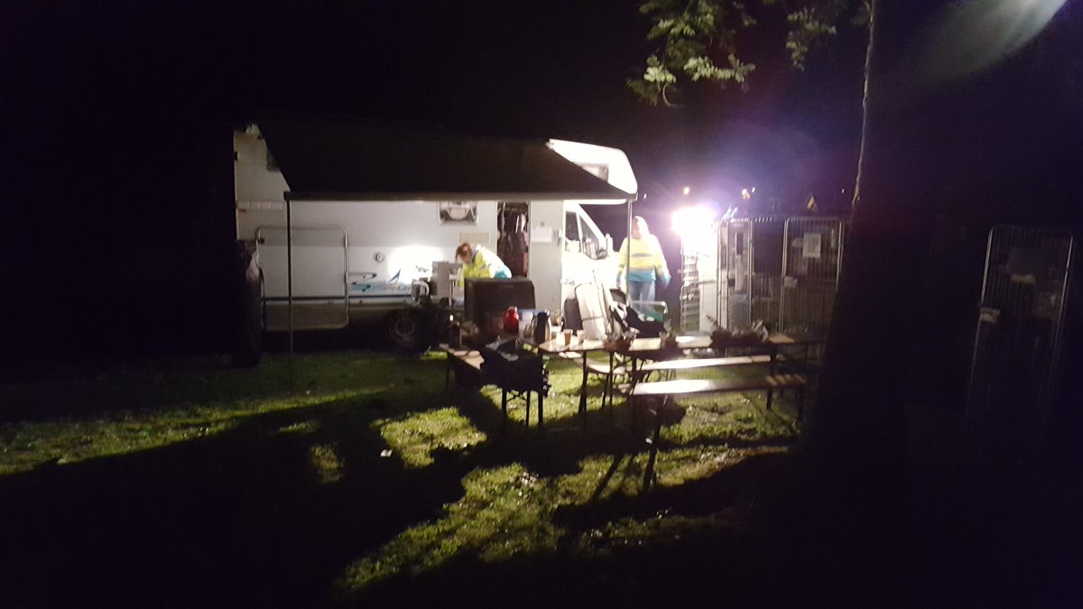 Kamp op wisselplaats 2 mooie plek in het bos. Team 1 komt binnen, team 2 weer op weg naar Bertry.