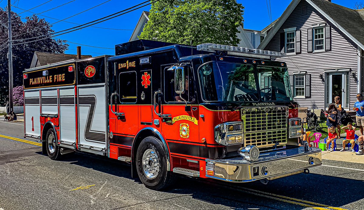 ZedMetroPD's tweet photo. @ToyneFireTrucks Plainville, MA’s new toyne looking shiny for the Foxboro founders day parade earlier today https://t.co/Vdvg0ltib3