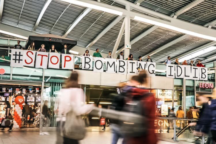 SyrianMarch's tweet photo. Last week in Utrecht NL station. Syrian and Dutch activists came together to share solidarity and get people's attention on the atrocities that are committed by the Russian and The Syrian Regime. #EyesOnIdlib #MarchtotheBorders #breaktheborders #Rise4Idlib https://t.co/19hnUd72jW