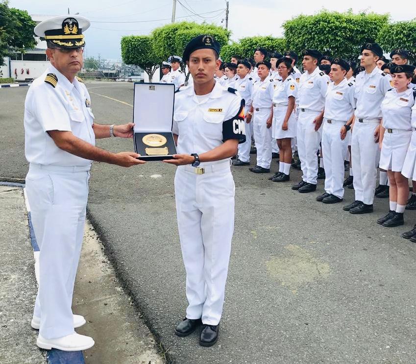 armada_ecuador's tweet photo. #Guayaquil| Cadetes del #LiceoNavalQuito son recibidos por el capitán de navío José Marcos, comandante de #GuardacostasEc. Visitaron el Centro de Operaciones, la PGO LAE “I. Española” y OPV “I. Isabela”. Fomentamos la conciencia marítima y la vocación naval en nuestros jóvenes. https://t.co/p4IQAJZa6B