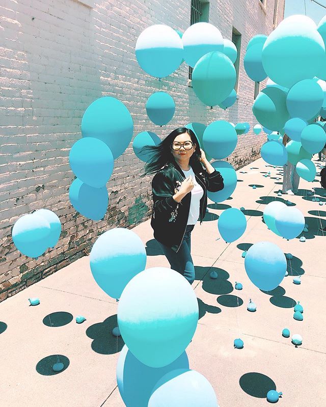 traceofneon's tweet photo. Floating on air 🔵💦💧💙💎 #artinstallation #pasadena #boldpas #funday #livingcolorfully #neonlife #happiness😊 #feelingblue💙#artoutside #balloonart #weekending https://t.co/9QOlhlH0J3 https://t.co/n1DDeaOqfz