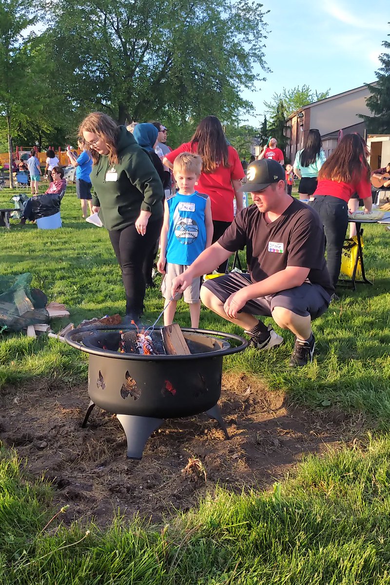 The bonfire, 'camping music' and smores made the Country Hills Community Centre's #NeighboursDay celebration unique. Lots of kids were taking advantage of the playground while parents relaxed in their lawn chairs and enjoyed the outdoors together. #LoveMyHood