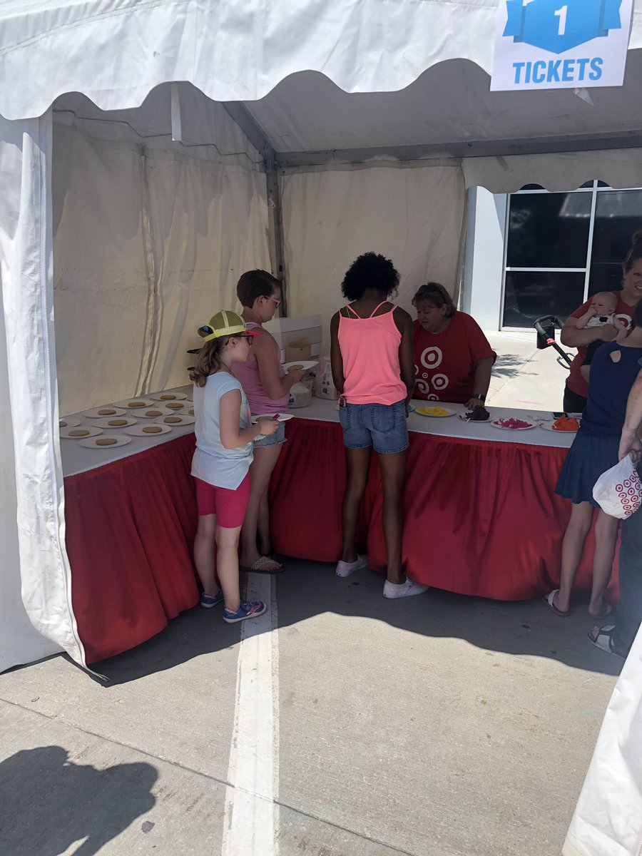 trish_vollmer's tweet image. Had a blast volunteering today at the Omaha Summer Arts Festival. The kids enjoyed decorating sugar cookies. #volunteer #OSAF #sugarcookies @TiffMisk @DrewGuenther
