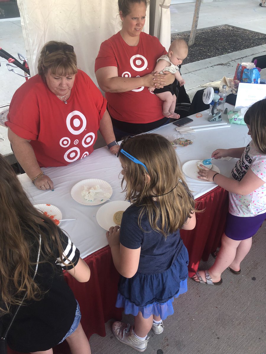 trish_vollmer's tweet image. Had a blast volunteering today at the Omaha Summer Arts Festival. The kids enjoyed decorating sugar cookies. #volunteer #OSAF #sugarcookies @TiffMisk @DrewGuenther