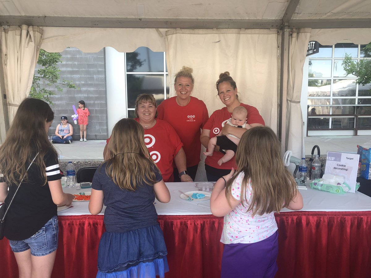 trish_vollmer's tweet image. Had a blast volunteering today at the Omaha Summer Arts Festival. The kids enjoyed decorating sugar cookies. #volunteer #OSAF #sugarcookies @TiffMisk @DrewGuenther