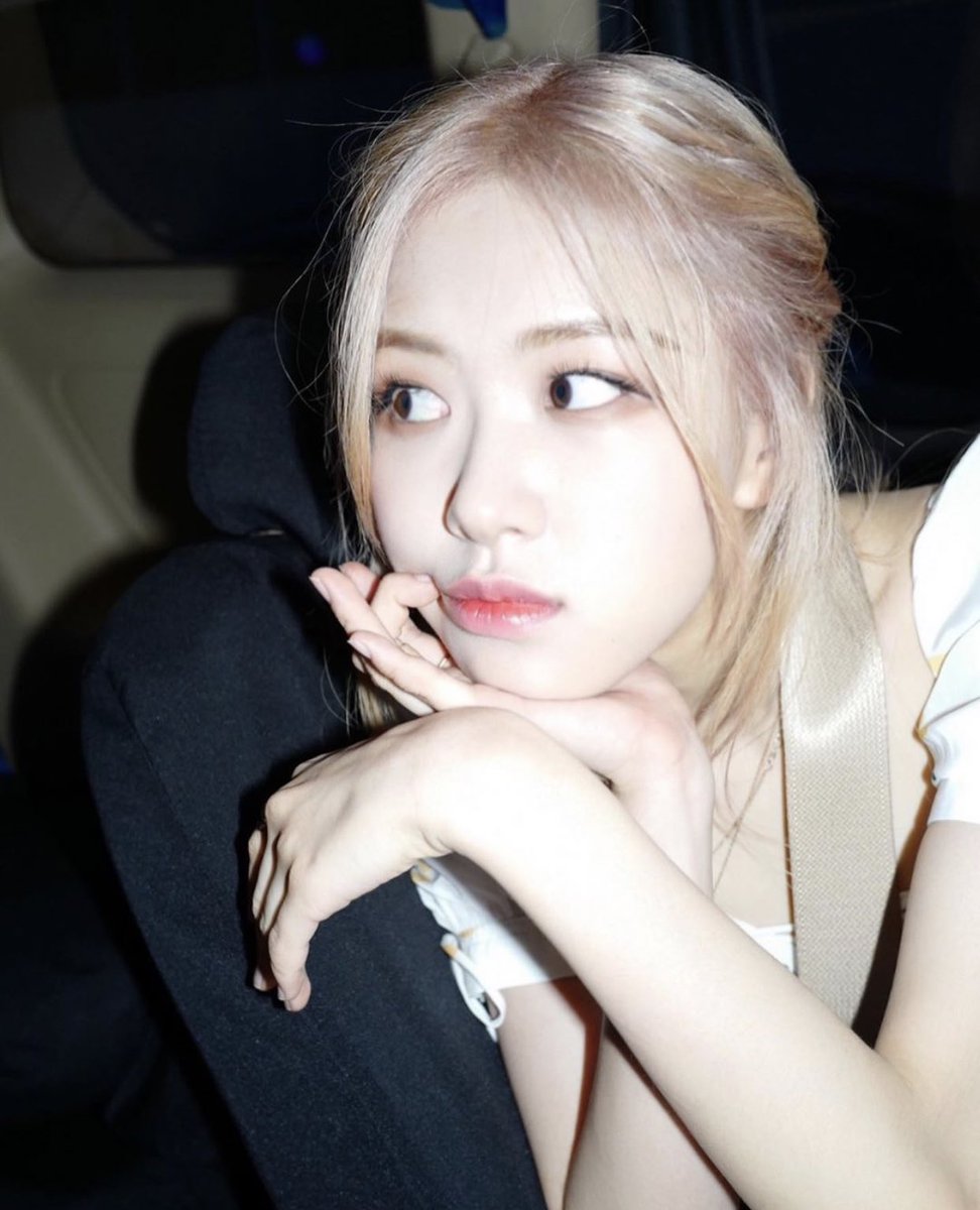 roseyarchive's tweet photo. roses_are_rosie: 🧸👀 https://t.co/UGiPfKVf3f