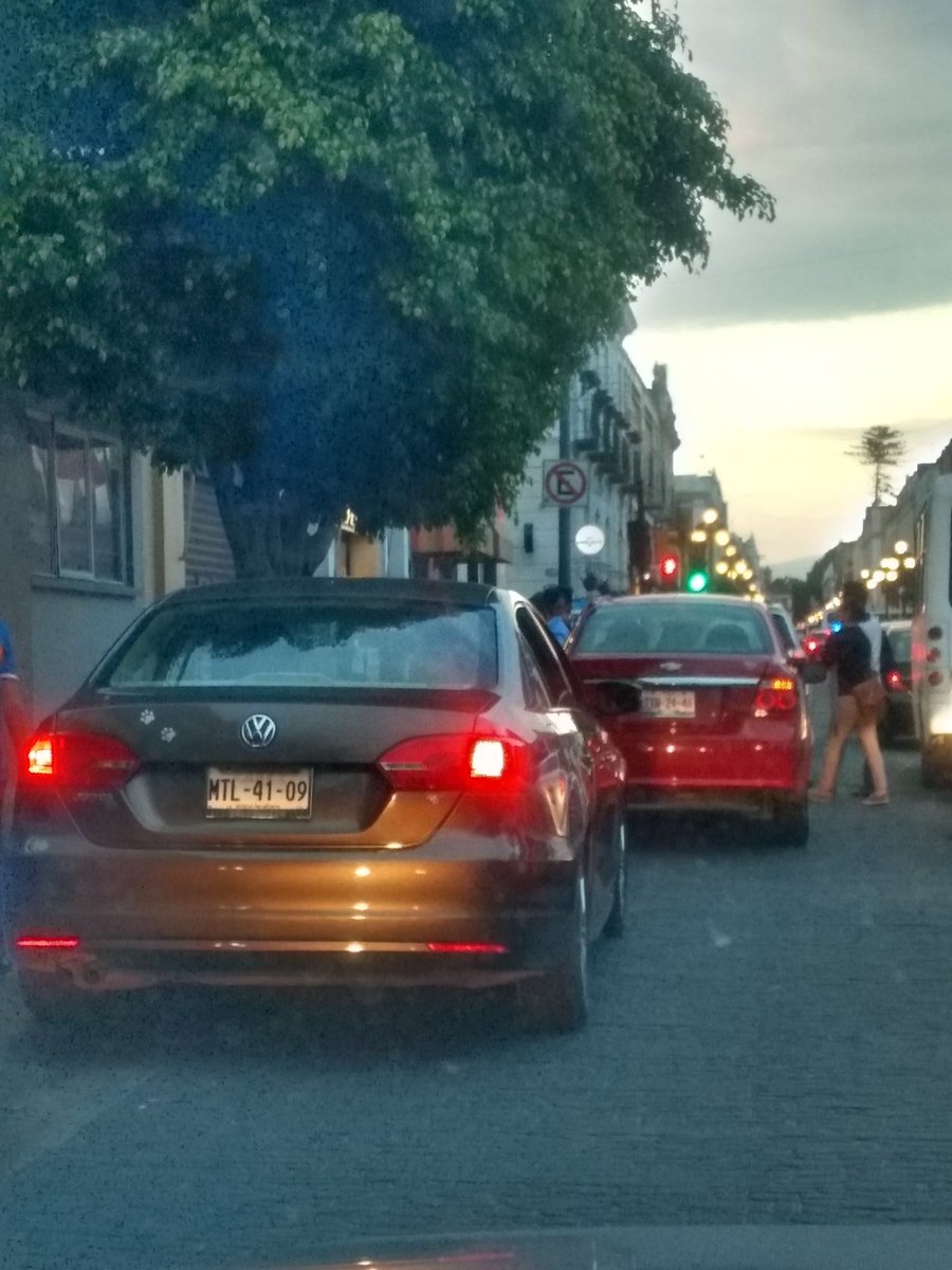 cabiuber's tweet photo. @SSPTM_Puebla se puede estacionar en doble fila sobre 16 de septiembre? Esta en frente al jardín de El Carmen. https://t.co/z49REom8Dh