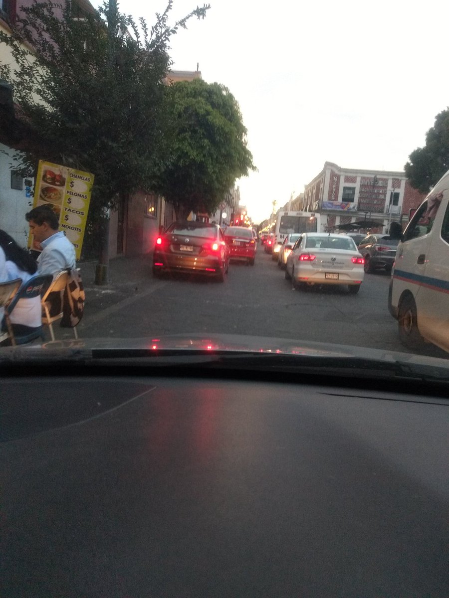 cabiuber's tweet photo. @SSPTM_Puebla se puede estacionar en doble fila sobre 16 de septiembre? Esta en frente al jardín de El Carmen. https://t.co/z49REom8Dh