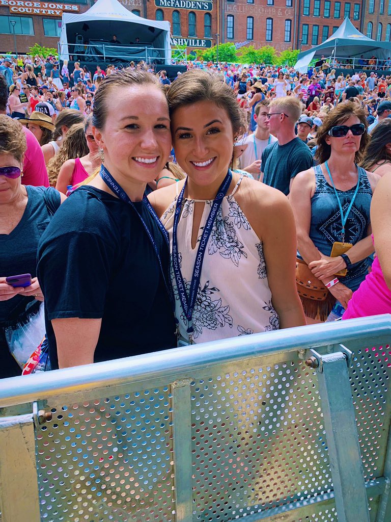 RyleeLin's tweet image. rain or shine, we do it for #CMAfest