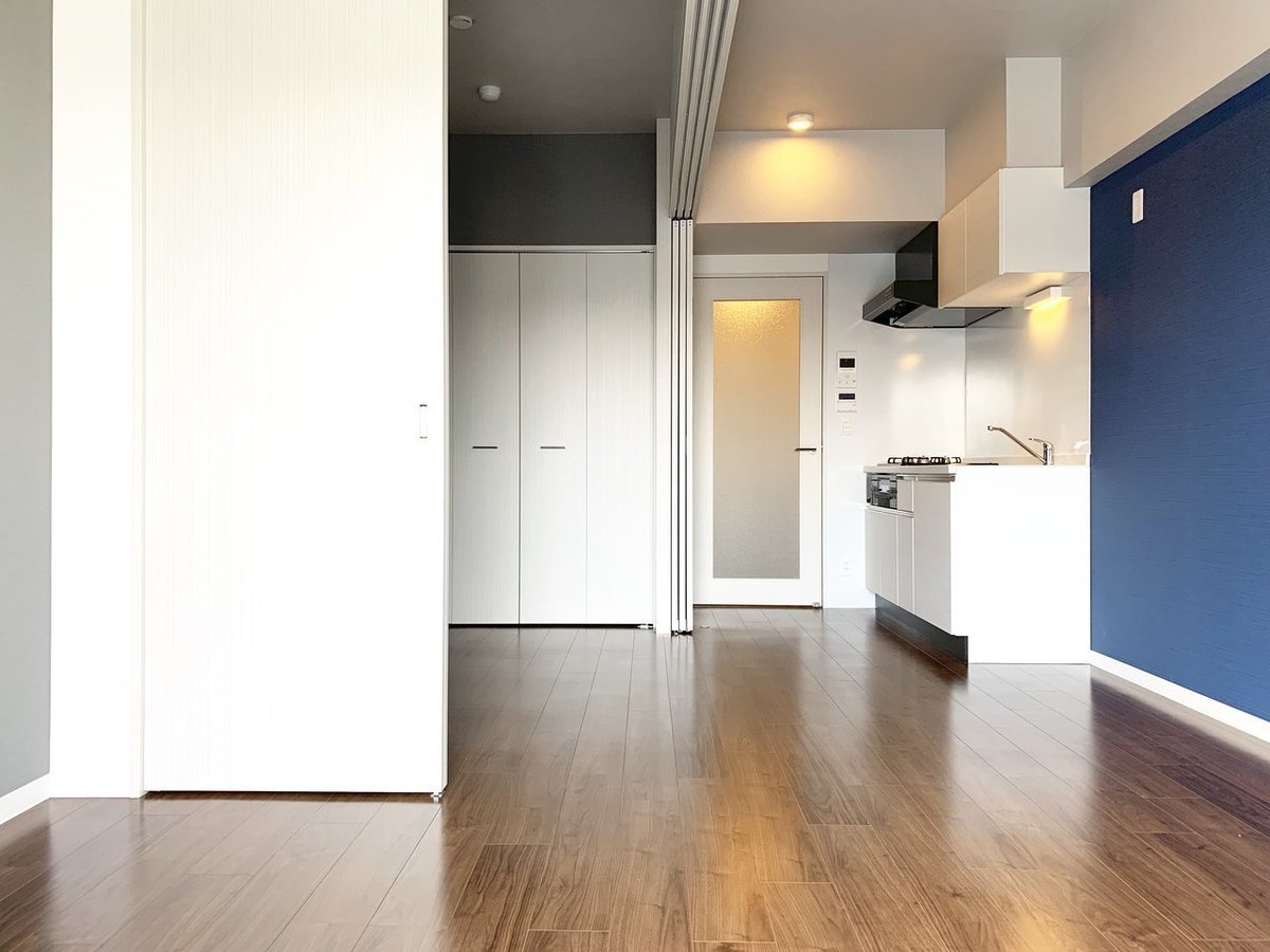 Goodroom グッドルーム Twitterissa くすんだブルーとグレーのアクセントクロスが大人な雰囲気を漂わせています 洋室との仕切り を開けておけば広いワンルーム 閉めれば空間分けが可能 二人暮らしもできますよ 愛知 新栄町 T Co Tvyrvvpwqn