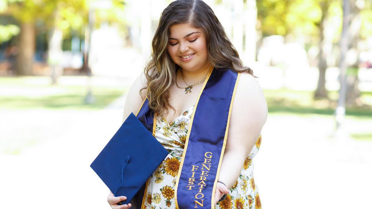 ucdavis's tweet image. Roseanne is one of our #FirstGenUCDavis students who will walk next week at commencement. Her parents emigrated from the Ukraine in the 70s and she is the first in her family to graduate from high school and college. We're proud of her! ow.ly/u0QW50uzM7S #UCDavisGrad