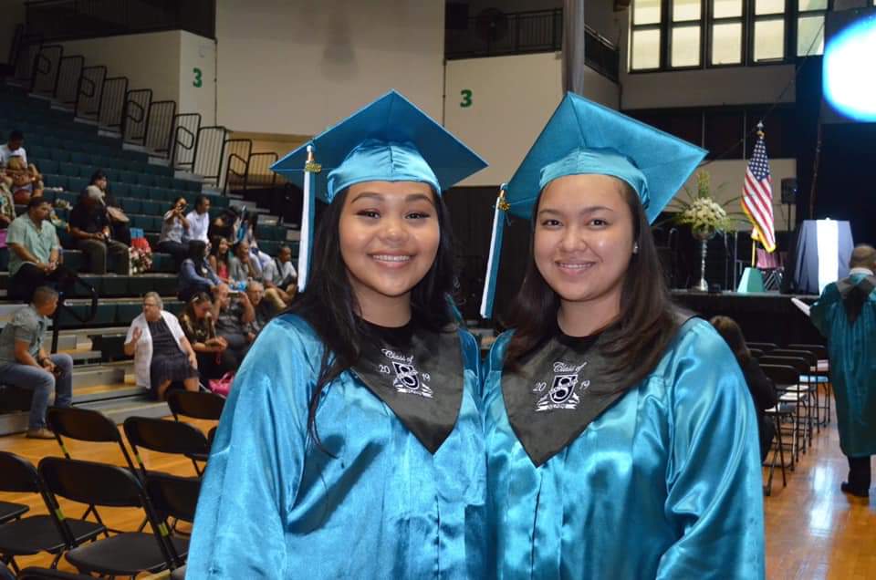 averiecmuna's tweet photo. To my bff of 17 years, we finally did it 🎉 We made tons of memories throughout our 3 years of high school that we can one day tell our babies. I'm so proud of us. I love you, bestfrannn 💙 #sincediapers https://t.co/fjpHmAZsqH