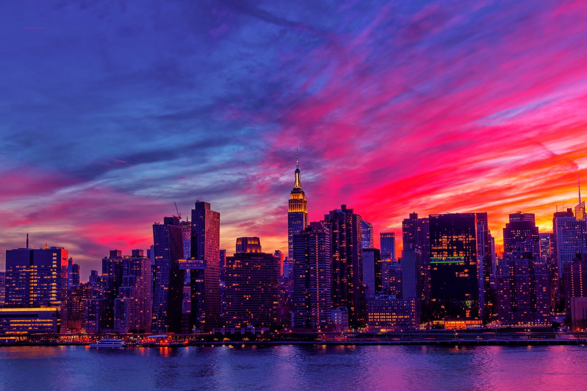 isardasorensen's tweet photo. The Empire State Building and #NYC skyline bathed in the pink &amp; pastel hues of tonight's sunset. https://t.co/YYu3drdnhI