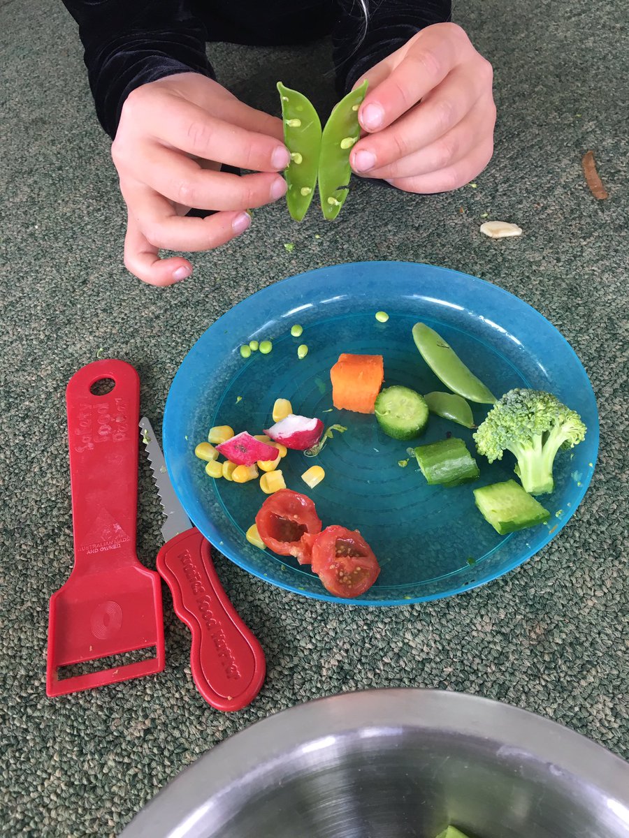 A sugar snap butterfly! #foodeducation @tastedfeed @KitchenBee @EggandChick @HealthyIreland #vegucation @tsnetwork_ie @jamieoliver @JamieOliverLYFV