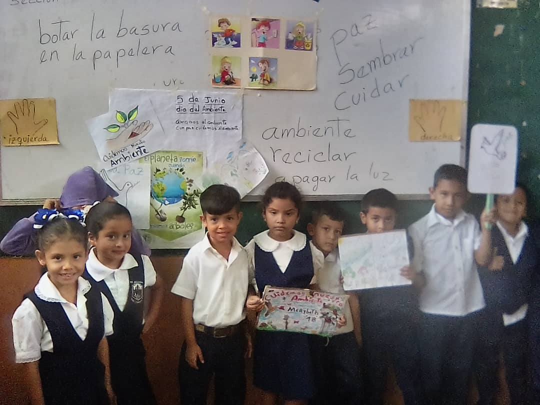 Hermosos cuentos sobre la paz y la vida, realizaron los niños(as) del 1° grado, con la finalidad de que los mas pequeños entiendan la importancia de la paz en nuestras vidas y el amor al cuidado del ambiente.