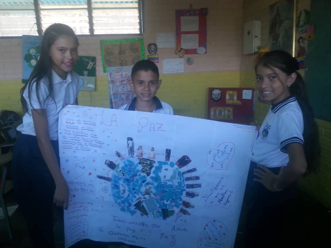 Los estudiantes del 6° grado "B" de la Licda. Yanci Pereira realizaron laminas sobre la paz y la vida para luego hacer pequeñas exposiciones con la finalidad de contribuir en el proceso enseñanza y aprendizaje con mensajes de paz, vida y valores universales.