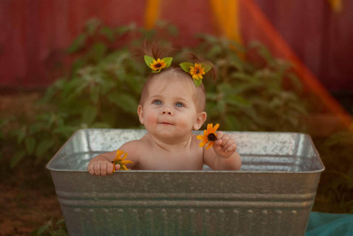 Jessiskuuh's tweet photo. My little flower child 🌻 https://t.co/drUwWnL3R7
