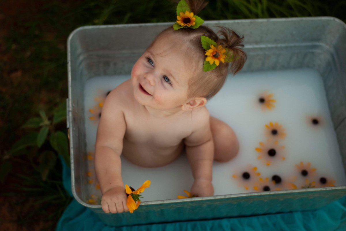 Jessiskuuh's tweet photo. My little flower child 🌻 https://t.co/drUwWnL3R7