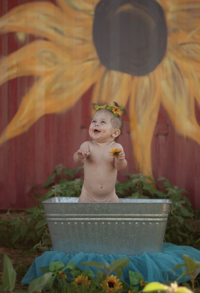 Jessiskuuh's tweet photo. My little flower child 🌻 https://t.co/drUwWnL3R7