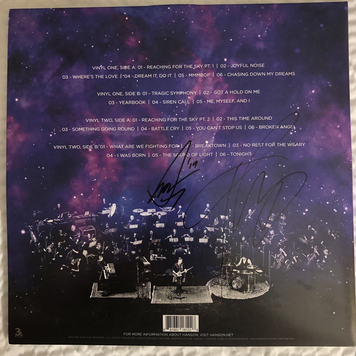 mahicks_ms_cgc's tweet photo. @hansonmusic Thanks for coming out to say hi and sign a few things! 2 of 3 ain’t bad! #gottacatchemall #hansonstringtheory https://t.co/k0mTOndbpQ
