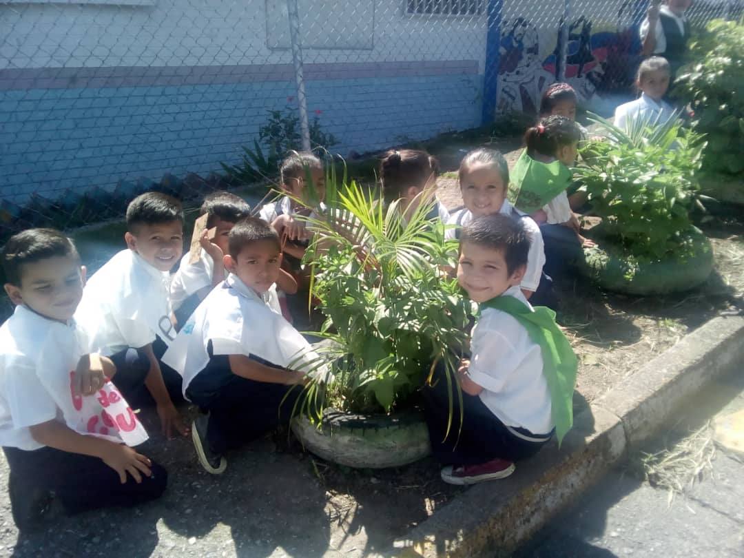Los brigadista ecológicos de nuestra institución a cargo de la Licda. Miriam Zulay Guirigay Ordoñez, especialista e huerto, sembraron plantas ornamentales en homenaje a la semana a la vida y la paz ya que sembrar un árbol es sembrar paz y porque amor es sembrar vida.