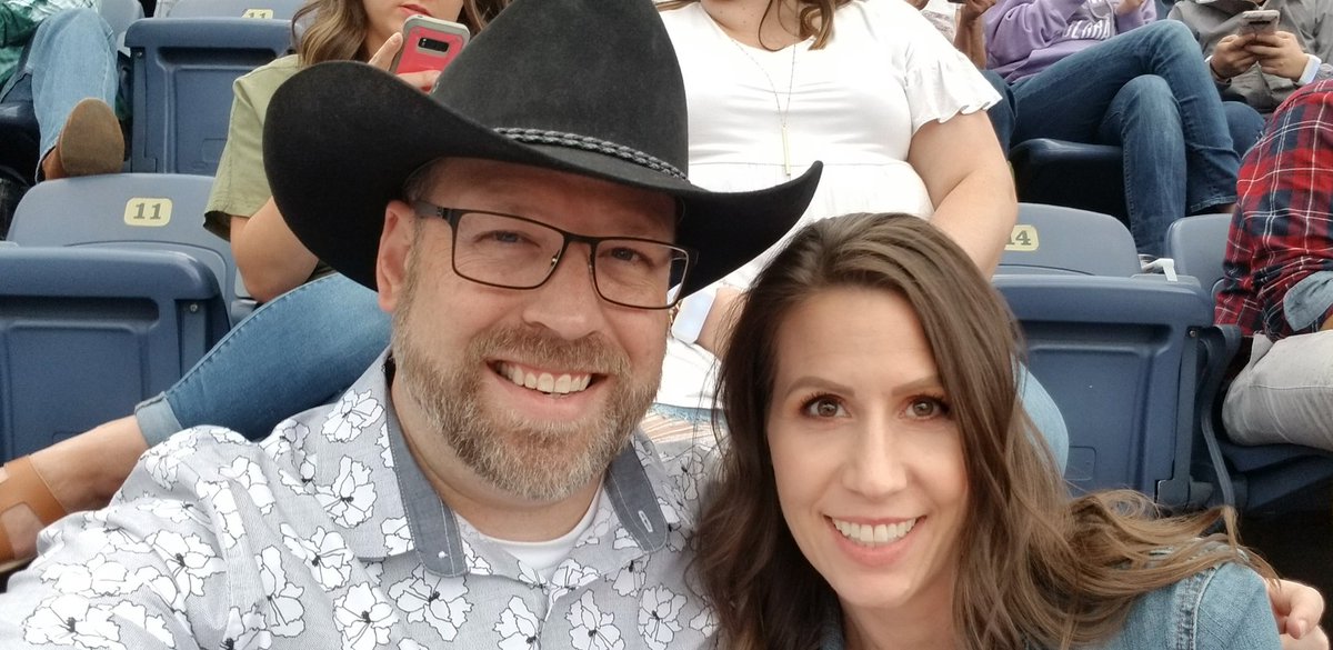 LeadTheTeam's tweet image. Had to take this old hat out of retirement! Garth Brooks concert to celebrate our wedding anniversary! #SoExcited #LongTimeFan #FirstGarthConcert