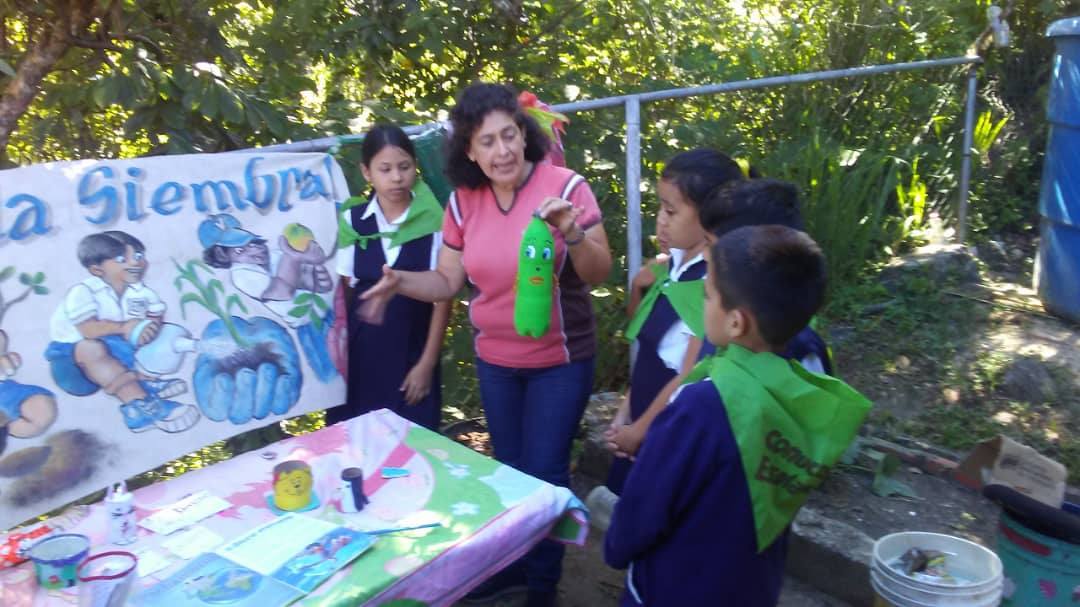 Todos juntos(as) por la vida y la paz.. los estudiantes realizaron hermosos carteles con mensajes alusivos a la paz y la vida para fomentar la asimilación de valores de paz, prosperidad, preserverancia, aprecio a la vida, trabajo y respeto para crear un mundo mejor.