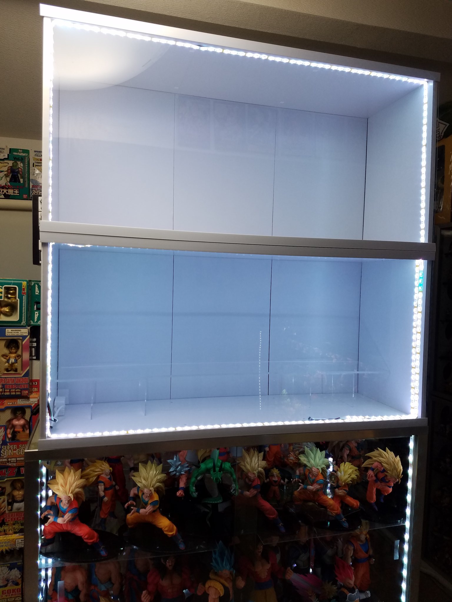 ごっちん Diyカラーボックス アクリルシートをカット スライド式扉に 上下のボックスにドリルで穴を開けledテープライトを通し張り付け設置しました 雛壇は 廃材でgetしたアクリル5 カットし 雛壇柱は コの字アクリルを使用 自作コレクション