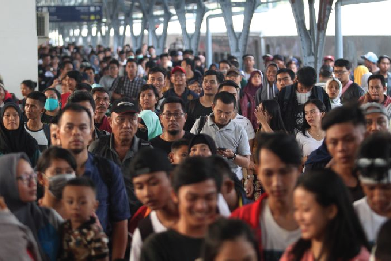 rnldandrea's tweet photo. Stasiun Pasar Senen Sambut Kepulangan Pemudik https://t.co/yN8eXoJAYZ https://t.co/TkFeQAUt3A