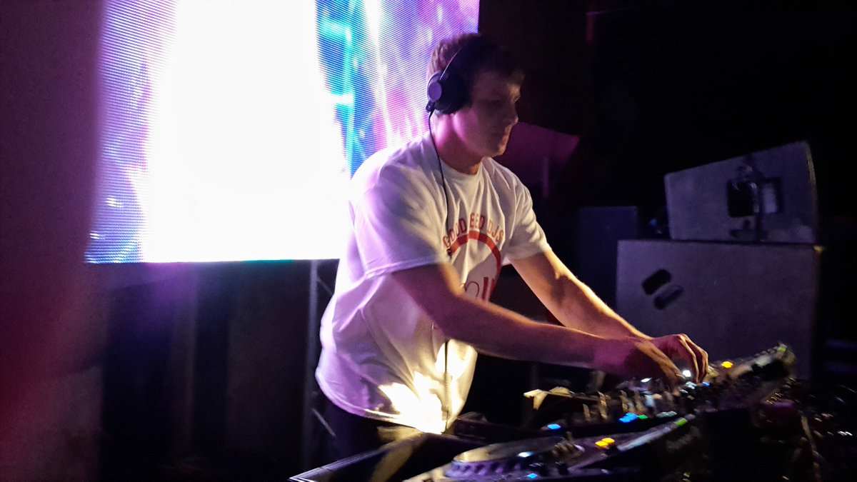 The one they call Daddy Green Jeans (Shane Burke) now on the decks at The Good Deeds DJs Second Annual Pat Fontes DJ Marathon for ALS.

Current Stream: chew.tv/good-deed-djs/…

Donate: gofundme.com/djsforpat