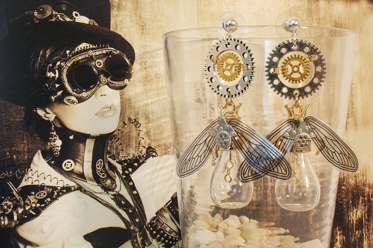 Auntbeasbling's tweet photo. Excited to share the latest addition to my #etsy shop: Steampunk Gears and Light Bulb Bug Earrings https://t.co/cAFvXHbxw0 #steampunk #bugearrings #gearearrings https://t.co/ptrN8Kbo0R