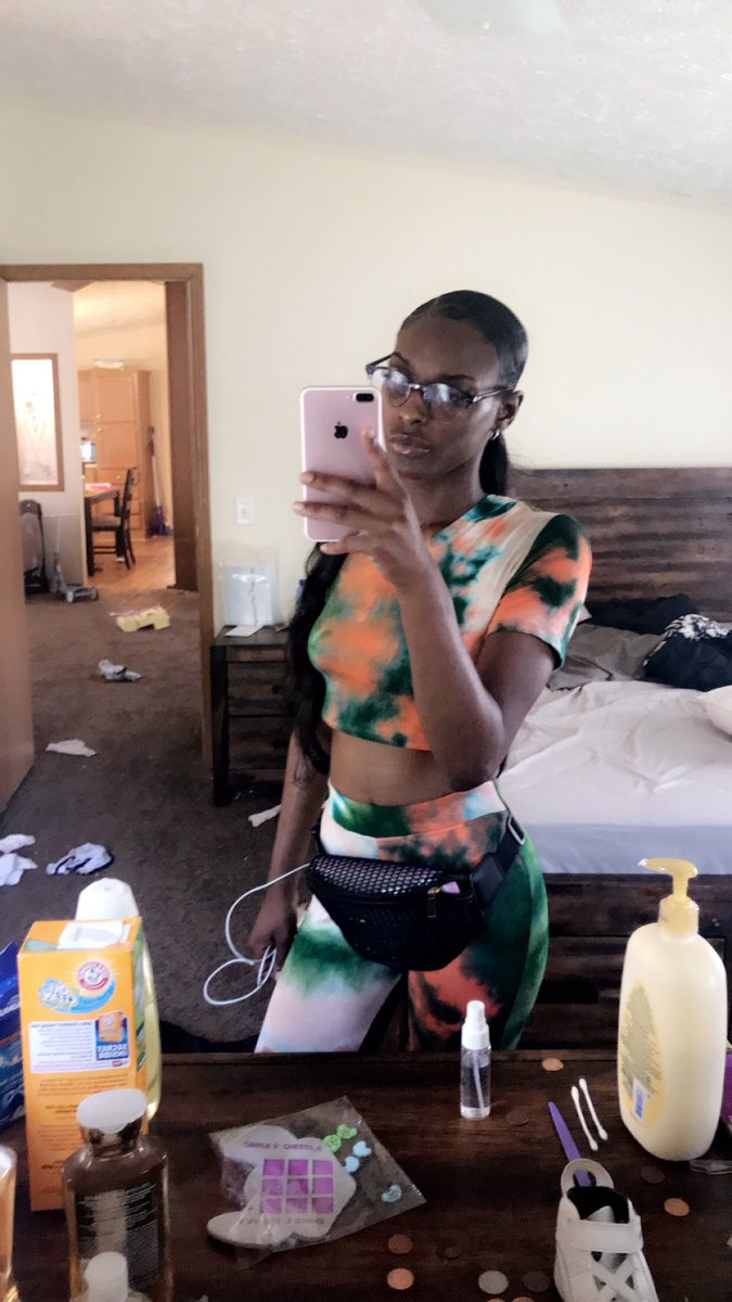 that1Megg_'s tweet photo. #backgroundmess 🥴 https://t.co/mOkr3Owe6a