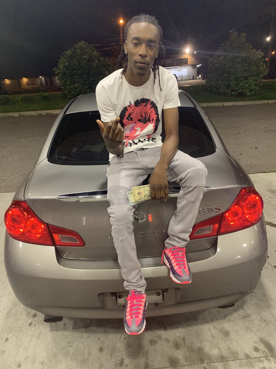TaeeSosaaaa's tweet photo. I Was Just Broke 🏚Ian Going Back I’m Run Mines 🆙 To The Max 💰🤝 https://t.co/NZQxU0MmQH