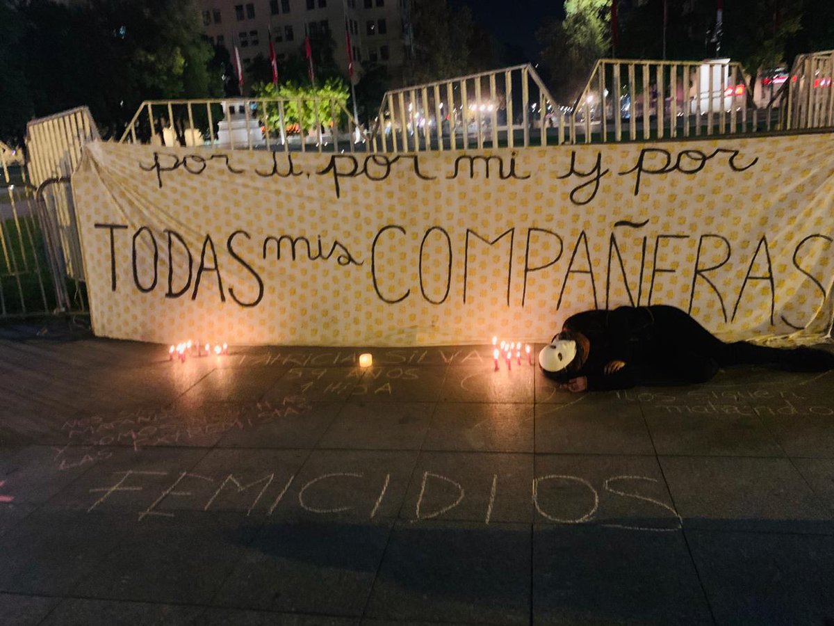 Coordinadora8m's tweet photo. [🔴AHORA - Velatón en La Moneda por Patricia Silva - Femicidio 27 en Chile ] 

Patricia es la víctima 27 de femicidio de este año en Chile, más los 40 femicidios frustrados que llevamos a la fecha, son una triste cuenta de la realidad de la violencia machista en nuestro país

No+ https://t.co/WKL8DE7Xtl