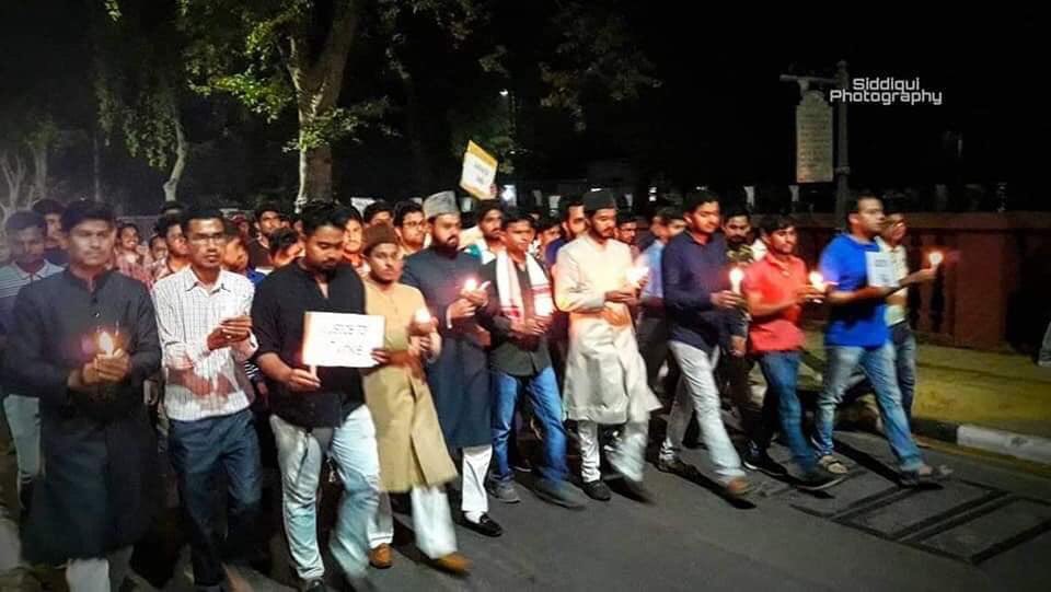 Aafrin7866's tweet photo. अलीगढ़ मुस्लिम यूनीवर्सिटी के छात्रों ने अलीगढ़ के टप्पल में मासूम बच्ची ट्विंकल शर्मा हत्या काण्ड के खिलाफ कैंडल मार्च निकाल कर अपना विरोध दर्ज कराया और योगी सरकार से दोषियों पर कार्रवाई की मांग की।

#twinkle
#AMUWithTwinkle https://t.co/C6S1ePa7T3