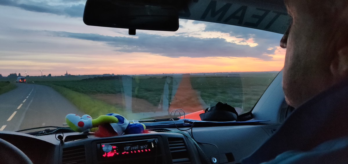 RandolfBroer's tweet photo. Het wordt alweer licht, maar wij gaan een dutje doen. Net onze 2e shift gehad. Alles loopt lekker! #team293 #roparun @293_steamwork https://t.co/L79AbaKS8H
