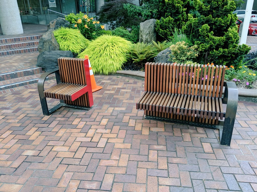 iglvzx's tweet image. Y&apos;all ever hate homeless people so much you start cutting benches in half? #HostileArchitecture