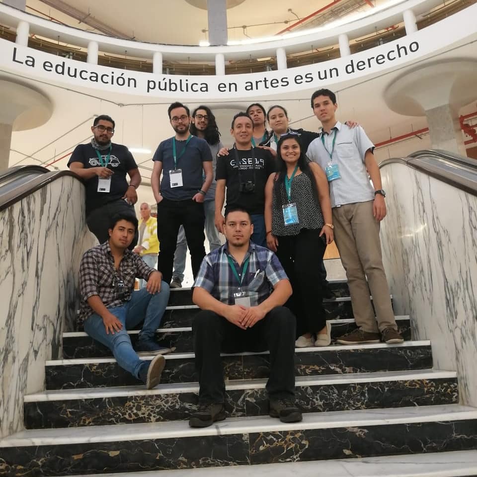 AES_Uartes's tweet photo. Tuvimos la grata compañía de poder realizar una visita a la biblioteca de la Universidad de las Artes con los miembros AES Universidad de las Américas 
#AESUArtes #AESUDLA #CASE
Agradecimientos especial a la @bibliouartes por la apertura brindada. @uartesec @UDLAQuito https://t.co/tYdIx0iktK