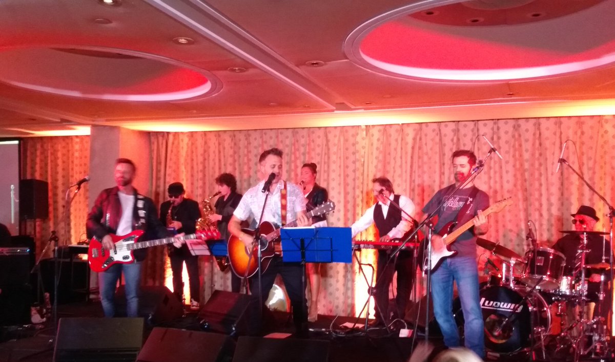 La fiesta continúa! Todos bailando al ritmo de <a href="/lapeband/">lapeband</a>. Celebrando el #DiaDelPeriodista! #XVIPremioPeriodistas