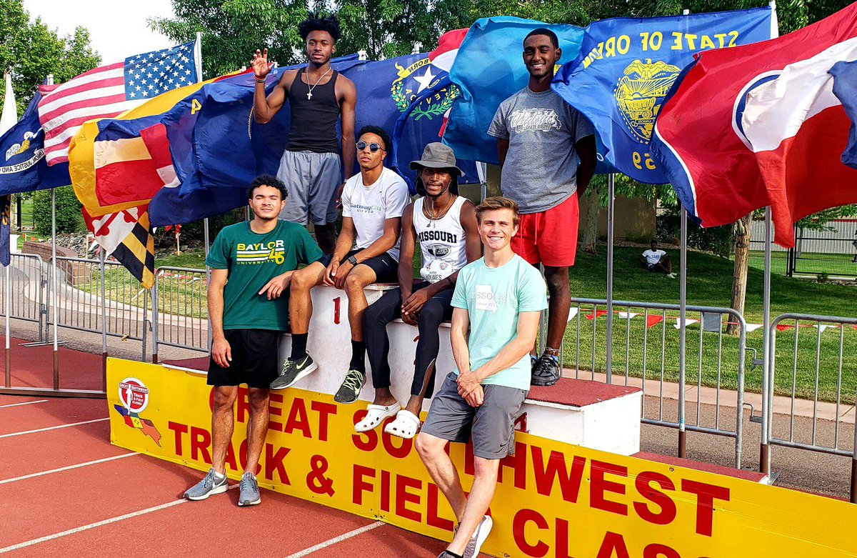 Picture before the meet where Gateway City had an amazing day:
Justin Robinson: 44.84 #2 US HS Time ever!
Hasani Barr: 46.94 #5 MO all-time
Brian Stiles: 47.65 MO #18 all-time
Jacob Brunsman:  47.86 #31 MO all-time
Aaron Holmes: 38.1 300h PR
Matt Kassa: 22.8 200 PR