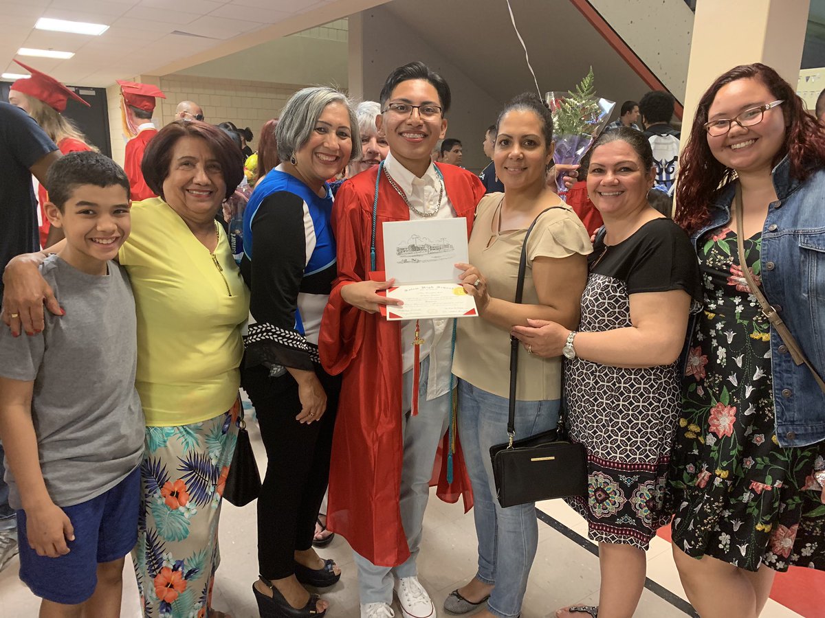 _SalemHigh_'s tweet photo. These brand-new #SHSAlumni shared special moments with family &amp; friends after #graduation ceremonies. @SalemHigh2019 #youvebeenschooled @SalemSchoolsk12 https://t.co/qGpFofMmEZ
