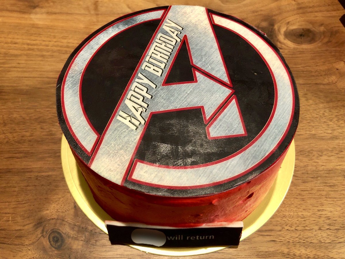 てらさわ En Twitter 今年のバースデーケーキはアベンジャーズにした アベンジャーズ のテーマ曲かけながらケーキ切り分けた Marvel Avengers