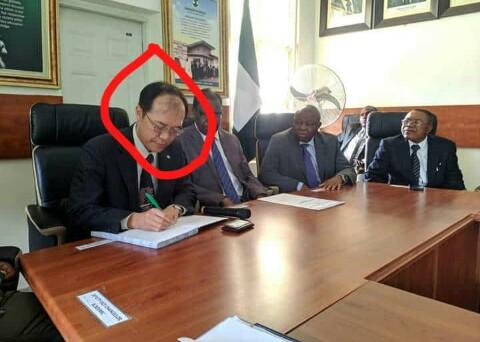 Smartthug's tweet image. Forget all that paper work, wtf is this guy?😁😂😱