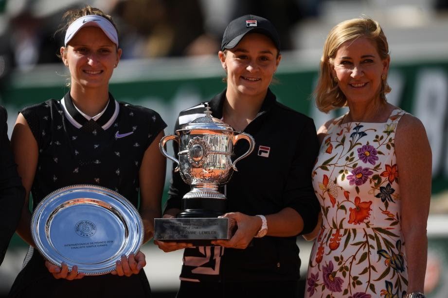 CaroleBienaime's tweet photo. Émotion de voir Chris Evert, joueuse de légende qui nous a tant fait rêver, remettre la Coupe Suzanne-Lenglen à la reine du revers slicé Ashleigh Barty ! 🎾💫 #RG19 #RolandGarros #FinaleDames #Aussie https://t.co/QtG99L7HP5