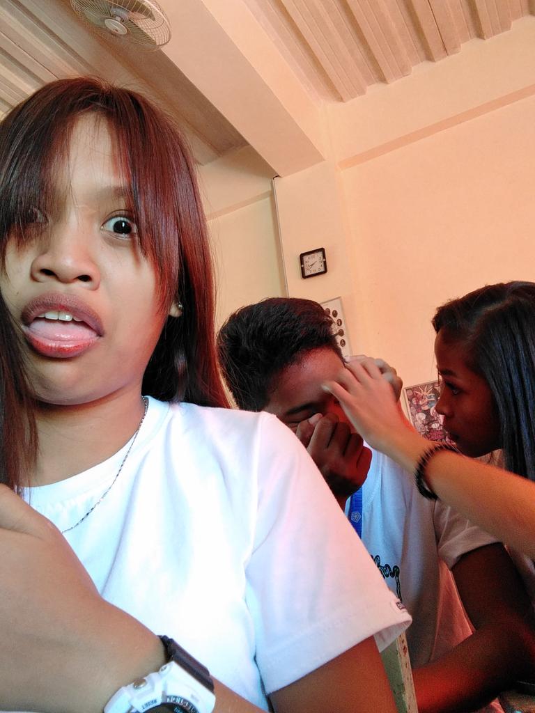 Yung nagseselfie ka pero may magjowa sa likod.
Me be like: