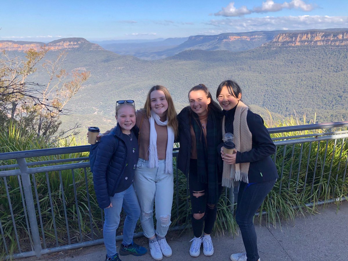 RedMaidsinOz's tweet photo. We have now all been to the blue mountains and seen the three sisters. We all had a great time and the views were amazing! https://t.co/mqiAZEzxss