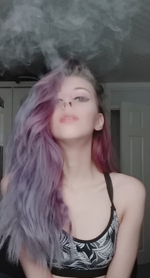 wokengoddess's tweet photo. I'm buying some hair dye today, my hair is in serious need of a top up, I just haven't had the energy to re-dye it in a while 💜

#hairdye #purple #purplehair #vape #selfportrait #early #morning #smoke #amateurphotography #portraitphotography #selfie https://t.co/9vwfJXtd4z