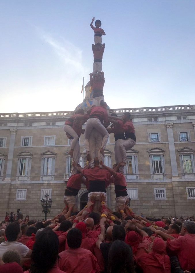 collavella_EN's tweet photo. Yesterday in Barcelona we completed another double-based 3of9, a 4of8 with a pillar inside, a 5of8, and a pillar of 6. #HumanTowers #castellers https://t.co/WlIhiGCava
