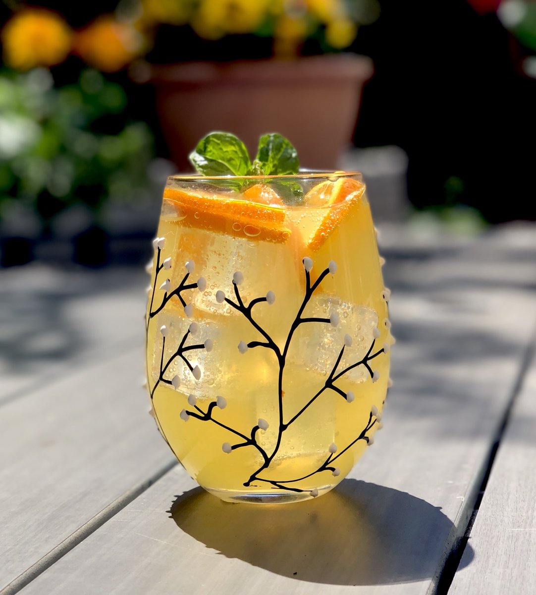 sjc_cunningham's tweet image. I use our hand painted stemless glasses for my parents, they both have dementia and not great dexterity, the raised paint formula creates great grip! So not only beautiful but very practical!! #carer #glassware #stemless #handpainted #dementiauk @DementiaUK #UKGiftAM @UKGiftHour