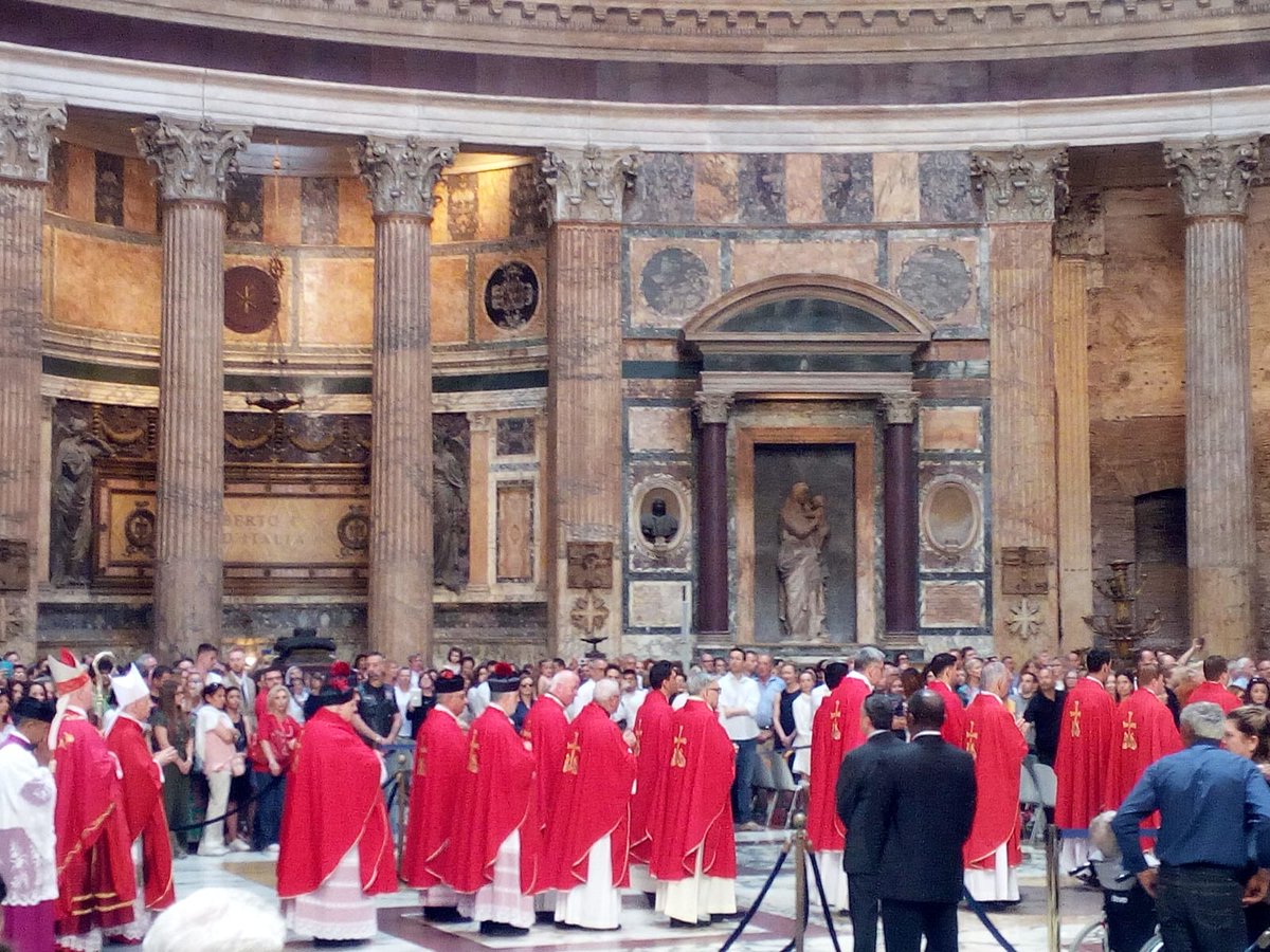 La messa della domenica di #Pentecoste, che ricorda la discesa dello #SpiritoSanto sugli #apostoli, è iniziata. 
The #Pentecost mass, commemorating the descent of the #HolySpirit on the #apostles, has just begun. #Pantheon #roma #rome 🙏
